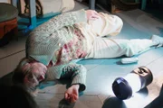 Als Mrs. McClusky (Kathryn Joosten) nach dem rechten in ihrer Kühltruhe sehen will, stürzt sie die Treppe hinunter und bleibt verletzt liegen ...