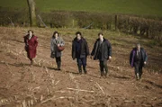 Fred West (Dominic West, Mi.) führt Janet Leach (Emily Watson, 2.v.l.) und die Polizei zu dem Acker.