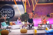 Moderator Oliver Geissen mit seinen Studiogästen Lola Weippert (l.) und Frauke Ludowig.