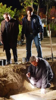 Captain Brass (Paul Guilfoyle, li.), Warrick (Gary Dourdan) und Grissom (William Petersen, vorne) hoffen inständig, dass sie den Plexiglas-Sarg, in dem Nick lebendig begraben wurde, gefunden haben.