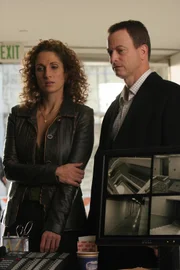 ITALIA 1 NELLA FOTO: MELINA KANAKAREDES (STELLA) E GARY SINISE (MAC)