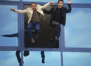Pilot zur VII. Staffel: Alarm für Cobra 11 - Die Autobahnpolizei "Feuertaufe". Im Bild: Semir (Erdogan Atalay, li.) und Jan (Christian Oliver) retten sich durch einen lebensgefährlichen Sprung aus dem Gebäude.