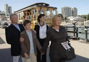 Beatrice (r. Heide Keller) beim Landausflug in San Francisco mit Daniel (2.v.l. Patrick Mölleken), Herrn Lohmann (l. Uwe Friedrichsen) und Cora Steiner (2.v.r. Katharina Meinecke)