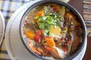 Eines der ältesten Gerichte der Region und des Landes Chile: eine Suppe aus Gemüsebrühe, Kartoffeln, Oregano, Paprika, Kreuzkümmel, Weißwein und getrocknetem Pferdefleisch