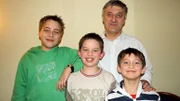 Seit dem unerwarteten Tod ihrer Mutter stehen die drei Jungs Lasse, Janne und Kjell-Lewe unter Schock. Zusammen mit ihrem Vater Torsten versuchen sie nun den schmerzhaften Verlust zu verarbeiten.Seit dem unerwarteten Tod ihrer Mutter stehen die drei Jungs Lasse, Janne und Kjell-Lewe unter Schock. Zusammen mit ihrem Vater Torsten versuchen sie nun den schmerzhaften Verlust zu verarbeiten.