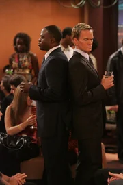Barney (Neil Patrick Harris, l.) ist überglücklich, dass sein Bruder James (Wayne Brady, r.) den gleichen Lebensstil pflegt wie er selbst, doch der Schein trügt ...