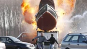 Bei der Explosion fliegt ein Boot durch die Luft: Semir (Erdogan Atalay, r.) und Gabor Fischer (Wilfried Hochholdinger) laufen um ihr Leben.