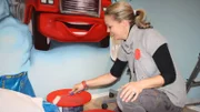 Eva beim streichen