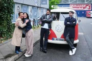 Esma (Oezge Delioglan, 2.v.l.) ist froh, als ihre Oma Nuray (Lilay Huser) doch noch rechtzeitig aufbrechen kann. Rechts Baris (Metehan Demiröz) und Ferhat (Harun Yildirim, r.)