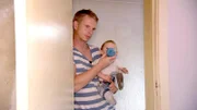Annika und Kevin haben im beschaulichen Bad Belzig ihr Sommertraumhaus gefunden. Bevor sie einziehen können, wartet jedoch noch eine Menge Arbeit auf die kleine Familie. v.l.: Kevin, Baby