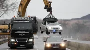 Bei der Verfolgung des SEK-Gefährts auf der Autobahn wird der Wagen der Autobahnkommissare plötzlich von einem Magnetbagger in die Luft gehoben und damit ausgeschaltet. Die Diebe der SEK-Limousine können unerkannt entkommen...