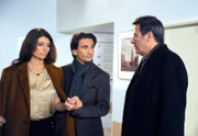 ARD ROTE ROSEN FOLGE 1469, am Dienstag um 14:10 Uhr im ERSTEN. Lorenzo (Coco Wallraff, M.) inszeniert eine Begegnung Gunters (Hermann Toelcke, r.) mit der kranken Benita (Barbara Ricci, l.), was Gunter ungewollt erschüttert.