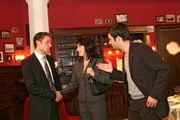 Max (Alexander Sternberg, l.) freut sich, im Wolfhardt's Davids (Mathis Künzler) attraktive Begleitung Frau Müller (Patricia Hoffmann, M.) kennenzulernen - doch wer ist die Dame?
