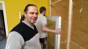 Schlangenfreund Bernd (li.) steckt jeden verfügbaren Cent in sein Terrarium..