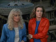 Die Schwestern Cathy (Claudia Christian, re.) und Maryann (Suzanne Barnes, li.) hatten gerade einen Unfall mit ihrem Laster. Jemand hatte sich an der Bremsleitung zu schaffen gemacht...