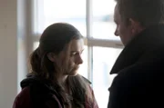 Detective Inspector Jimmy Perez (Douglas Henshall) kümmert sich um die Zeugin Leanne (Sara Vickers).