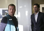 Bei undercover Ermittlungen gerät Callen (Chris O'Donnell, l.) mit Tom Blanchard (Jordan Belfi, r.) und einigen anderen in eine Geiselnahme. Nun liegt es an Sam, Kensi und Deeks sie zu retten, bevor es zu Opfern kommt ...