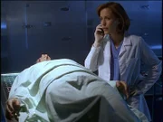 Scully (Gillian Anderson, r.) entdeckt bei der Autopsie des Schrottplatzbesitzers Harry Odell (Dan Desmond, l.), dass dieser seltsamerweise fünf große Löcher im Kopf hat.