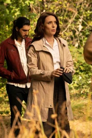 Behrad Tarazi (Shayan Sobhian, l.); Gideon (Amy Louise Pemberton, r.)