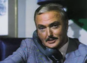 Dem Verleger Riley Greenleaf (Jack Cassidy) mißfällt der Gedanke, daß sein erfolgreichster Autor Mallory zur Konkurrenz geht und beauftragt den Sprengstoff-Spezialisten Eddie Kane mit der Ermordung Mallorys.