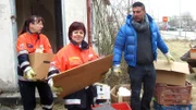 Trödelprofi Sükrü Pehlivan beim Ausmisten mit zwei Helferinnen