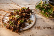 Spargel- und Schweinefleischspieße