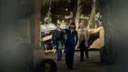 The Crash Folge 2 Recherche auf dem Schrottplatz: Yorick van Wageningen als Pierre Heijboer, Thomas Höppener als Vincent Dekker  Copyright: SRF/2022 Big Blue Production/Studiocanal GmbH