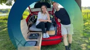 Annkathrin und Maciej sind Campingfans mit kleinem Budget. Deshalb wird ihr PKW zum Minicamper.