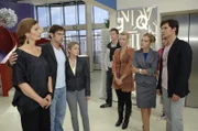 Natascha (Franziska Matthus, l.) hat Neuigkeiten für Jonas (Roy Peter Link, 2.v.l.), Anna (Jeanette Biedermann, 3.v.l.), Annett (Tanja Wenzel, 3.v.r.) und Alexander (Paul Grasshoff, r.) ....