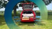 Bett, Tisch und geschickt genutzter Stauraum – auch in einem Pkw ist genug Platz für ein Camping-Wochenende.