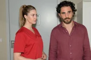 Tobias (Jan Kittmann) lässt es nicht kalt, dass Jessica (Nina Ensmann) für ihn da ist.