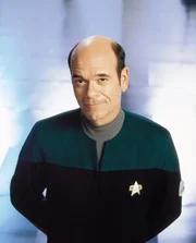 Der Doktor (Robert Picardo).