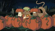 Scooby (re.) und Shaggy (li.) verstecken sich zwischen Kürbissen, in der Hoffnung, nicht entdeckt zu werden.