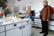 Nach ihrer ersten Bestandsaufnahme am Tatort informiert Pathologin Sandra Mai (Sina Wilke, l.) die Kommissare Eva Winter (Vanessa Eckart, M.) und Anton Stadler (Dieter Fischer) über erste Untersuchungsergebnisse.