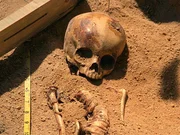 Auf einer Baustelle wird das Skelett eines etwa drei Wochen alten Babys gefunden.