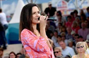 Elsässerin Romy Kirsch bezaubert mit kräftigem Mezzo-Sopran und reizendem französischem Accent bei der Unterhaltungsshow "Immer wieder sonntags" – live übertragen aus dem Europa-Park in Rust.