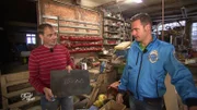 Trödeltrupp-Experte Andi Bierschock (re.) macht mit Andreas einen Rundgang..