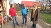 Findet Trödelprofi Andi (Mitte) bei Andreas und Katharina etwas, das sich zu Geld machen lässt?