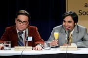 "The Big Bang Theory", "Die neutrale Zone." Die Gruppe fährt zu einem Symposium, zu dem Amy auch Penny einlädt. Nachdem ihr Sheldon den, bis ins kleinste Detail geplanten, Reiseverlauf präsentiert hat, werden ihre Nerven am nächsten Tag bereits während der Autofahrt auf die Probe gestellt. Ihrer Kräften beraubt, werden die Freunde zusätzlich mit Bernadettes Ex-Freund konfrontiert und auch die Zimmeraufteilung im Hotel gestaltet sich alles andere als angenehm. Im Bild (v.li.): Johnny Galecki (Leonard), Kunal Nayyar (Rajesh)