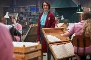 Nachdem Birthe (Maria Rossing, Mi.) gekündigt hat, kehrt sie zurück, um Axel bei der Produktion von 10.000 „Carmen Curlers“ zu helfen.