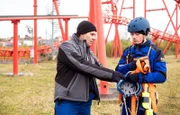 Gunter Schurmann (Wolfgang Maria Bauer, li.) ist verantwortlich für die Sicherheit der Fahrgeschäfte in einem Freizeitpark. Mit seinem Azubi Mike Treptow (Nils Hausotte, re.) hat er gerade die Achterbahn kontrolliert und nun muss noch ein zweiter Probelauf gefahren werden. Doch Mike ist etwas ungeduldig, da seine Freundin in den Urlaub fährt und er sich gern verabschieden würde. Da die beiden ein ausgesprochen gutes Verhältnis haben, schickt Gunter Schurmann Mike postwendend in den Feierabend.