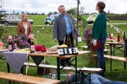 Am Tatort werden die Kommissare  Winter (Vanessa Eckart, l.)  und Stadler (Dieter Fischer, M.) von Pathologin Mai (Sina Wilke, r.) über die ersten Untersuchungsergebnisse informiert.