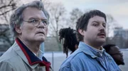 The Crash Folge 3 Journalisten unter Druck: Yorick van Wageningen als Pierre Heijboer, Thomas Höppener als Vincent Dekker  Copyright: SRF/2022 Big Blue Production/Studiocanal GmbH