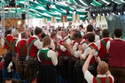 Trachtler applaudieren im Gauder Fest-Zelt