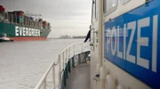Vollsperrung auf der Elbe: Die Ever Given läuft in den Hamburger Hafen ein.