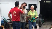 Karin, Gastao und Experte Mauro Corradino (li.) sind vom Werkzeugverkauf begeistert.
