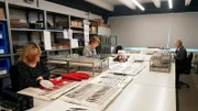 Endkontrolle und Verpackung des Tafelsilbers.