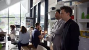 Y-Kollektiv Reporter Tim Schreder gemeinsam mit dem Pressesprecher von Le Rosey, der teuersten Schule der Welt, Felipe Laurent.