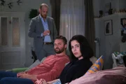 Sina (Valea Scalabrino) klammert sich an die Hoffnung, dass David noch zur Vernunft kommt. Links Tobias (Patrick Müller), in der Mitte Bambi (Ben Heinrich)