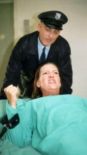 Brock (Leon Boden) setzt alles daran, die im Bunker einsitzende Walter (Katy Karrenbauer) mit Druckmitteln zu einem Geständnis des Mordes an Ines zwingen zu können...